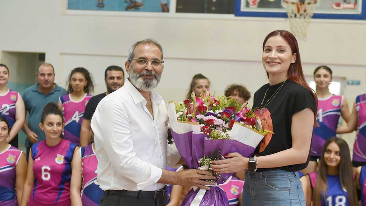 Başkan Bozdoğan, Tarsus’un gururu milli voleybolcu Tuğba Şenoğlu’nu Tokyo Olimpiyatları dönüşü ağırladı