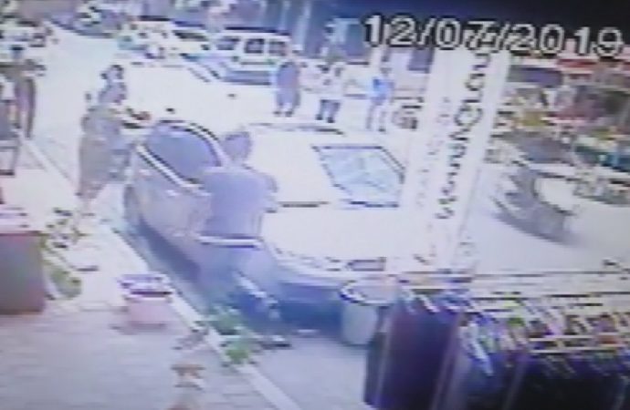 Fatih’te park kavgası kanlı bitti… Dükkanının önüne park ettirmeyen kuaförü vurdu