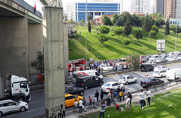 Esenyurt’ta hareketli anlar! Trafik durduruldu, yüzlerce kişi seyretti…