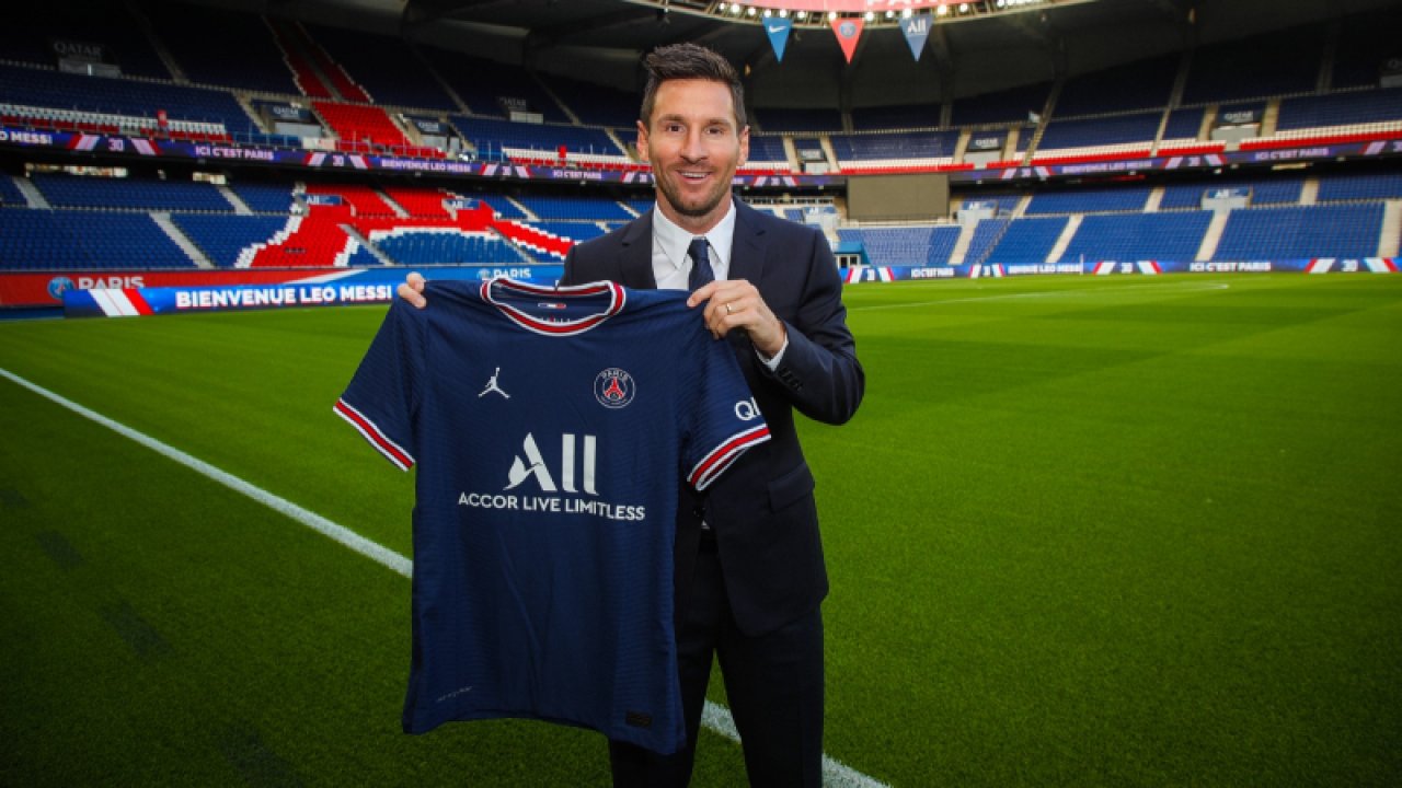 Paris Saint Germain'e transfer olan Messi'nin formaları ilk 24 saatte 832 bin adet sattı