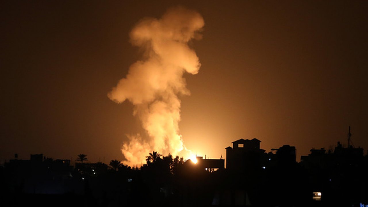 İsrail savaş uçakları Gazze'yi bombaladı