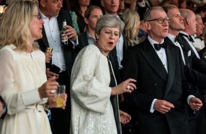 Theresa May’in dansı sosyal medyaya damga vurdu