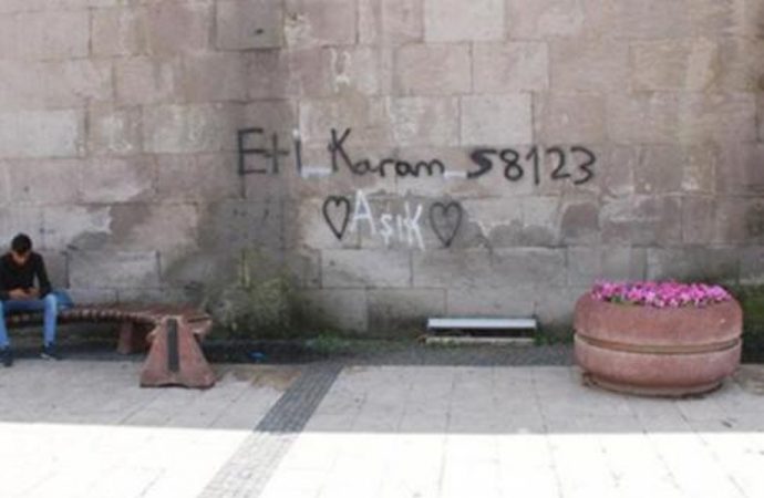 Sivas’ta tarihi medrese duvarına yazı yazan gencin cezası belli oldu!