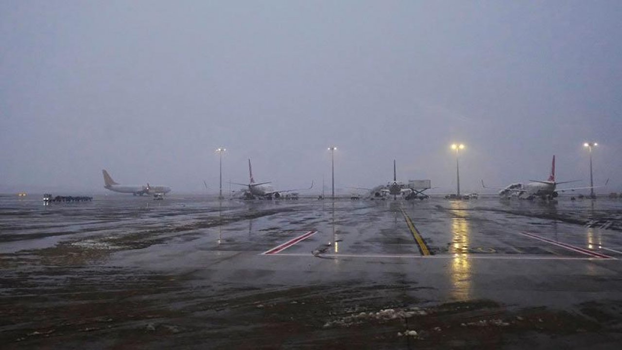 Fırtına İstanbul'a ulaştı!! Havalimanı'nda bagajlar sürüklendi, hava trafiği aksadı