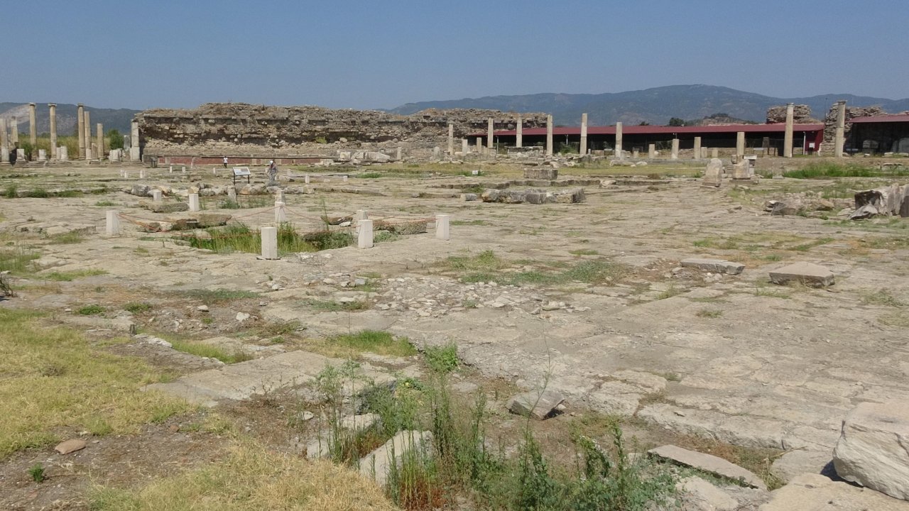 Antik kente iş makinesiyle kaçak kazıya gelen 3 kişi yakalandı