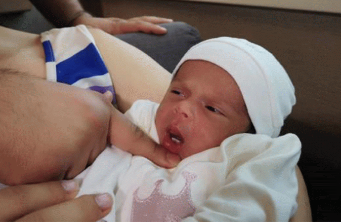 Defne bebek dişleriyle dünyaya geldi