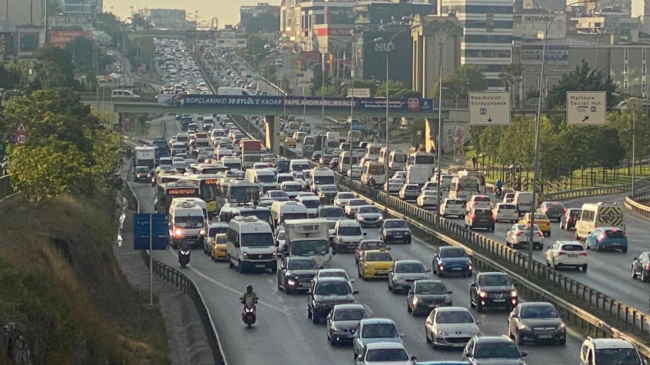 İstanbul'da haftanın ilk gününde trafik yoğunluğu yaşanıyor