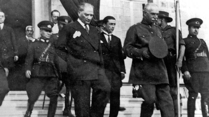 10 Kasım 1938: Dolmabahçe’de Türkiye’nin saatleri durdu