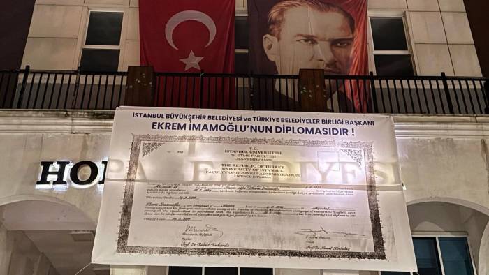 İmamoğlu'nun diploması belediye binasına asıldı!