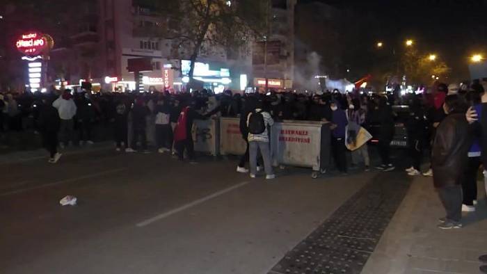 İzmir'de protestolar devam ediyor: Üniversite öğrencilerine polis müdahale etti