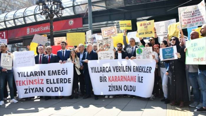 Eylemde Gerginlik Tırmandı: Bakanlık Yetkilileri Öğretmenlerin Sloganlarından Rahatsız Oldu!