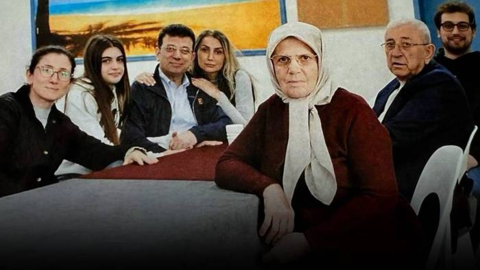 Cezaevinde ilk görüşme: İmamoğlu’nun ailesiyle fotoğrafı gündem oldu