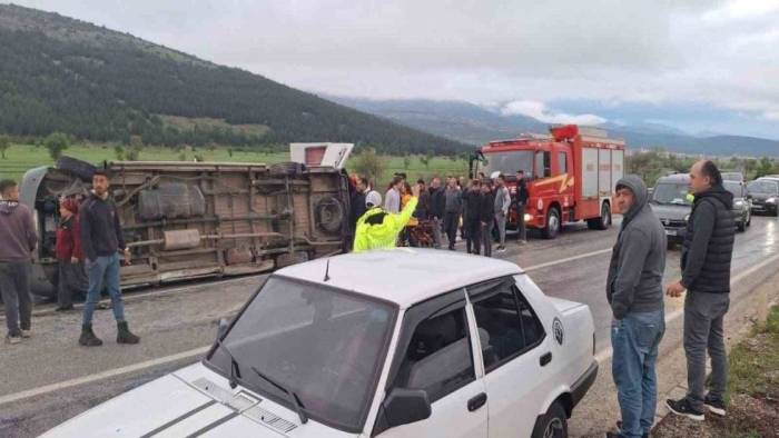 Denizli'de feci kaza Tekstil işçilerini taşıyan minibüs otomobille çarpıştı 1'i ağır 13 yaralı