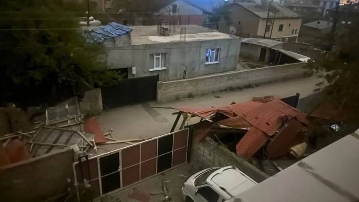 Van'da fırtına; çatılar uçtu