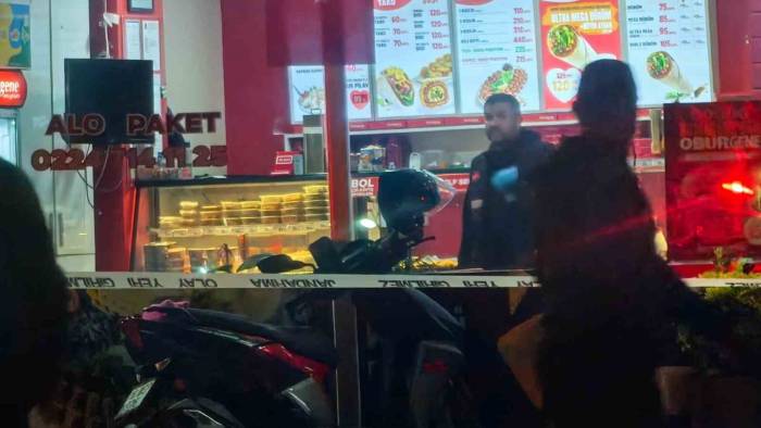 İnegöl’de silahlı saldırı: Çiğ Köfteci işletme sahibi bacağından yaralandı