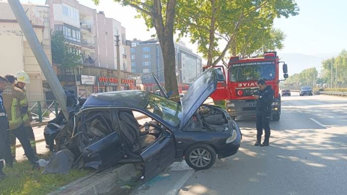 Bursa’da otomobil aydınlatma direğine çarptı: 1’i ağır 2 kişi yaralandı