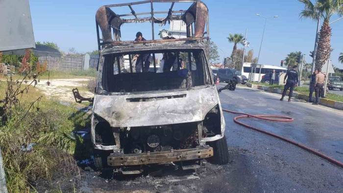 Kuşadası’nda çarşaf yüklü kamyonette yangın: Araç kullanılamaz hale geldi