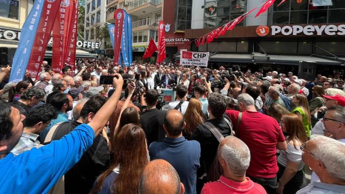İzmir'de CHP lideri Özel'e yönelik saldırı protesto edildi