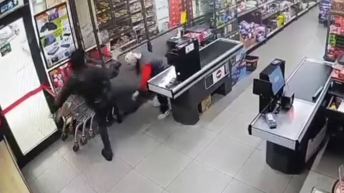 Kadın kasiyere şiddet! Bayrampaşa’da dehşet anları kamerada!