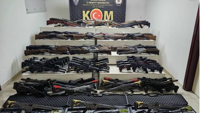 Çorum’da hafif ticari araçta 118 ruhsatsız av tüfeği ele geçirildi