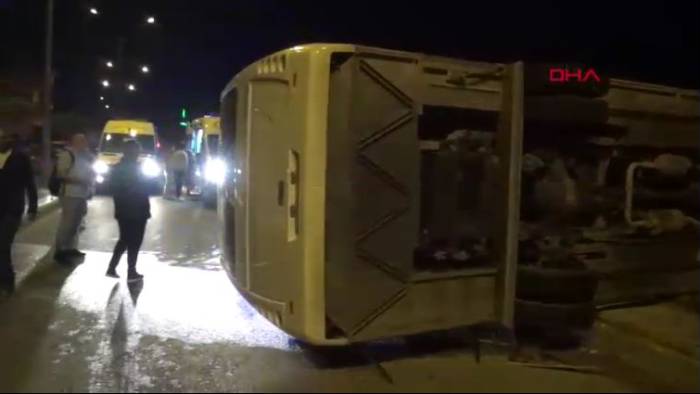 Antalya'da dehşet: servis midibüsü manevra yaparken devrildi