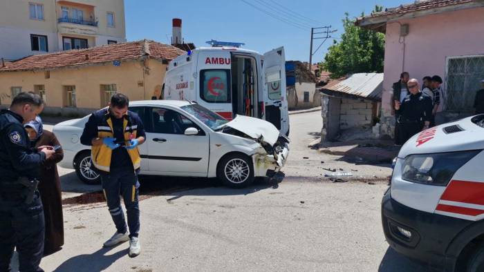 Yol kesişiminde can pazarı: 8 kişi yaralandı
