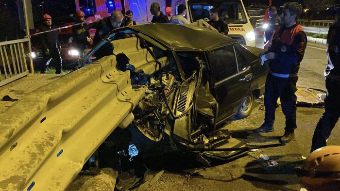 Bariyere saplanan otomobilden mucize kurtuluş!