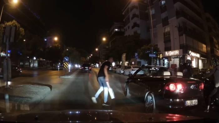 döner bıçağıyla trafik terörü: İzmir'de dehşet anları!