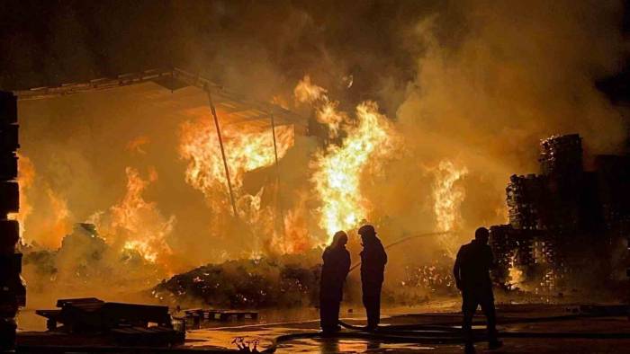 Bursa Nilüfer’de palet fabrikasında yangın paniği!