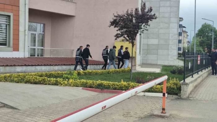 kendilerini polis olarak tanıtan çete 3 milyon TL'lik vurgunla yakalandı!