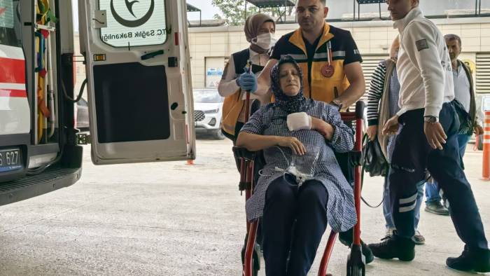 Tekstil fabrikasında dehşet anları: işçinin eli makineye sıkıştı