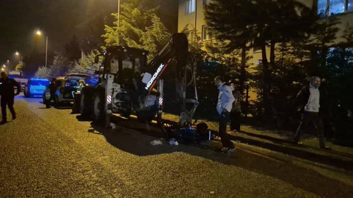Düzce'de motosiklet park halindeki iş makinesine çarptı: 2 kişi yaralandı