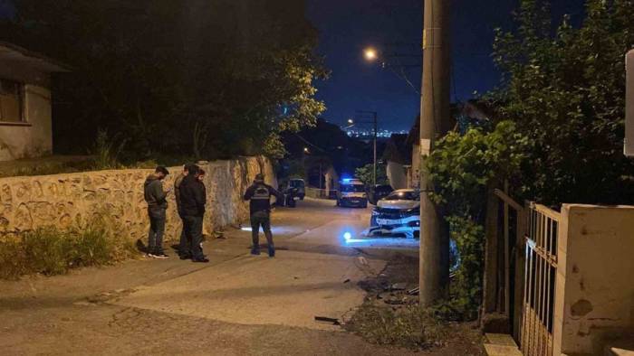 Hareket halindeki araca silahlı pusu: sürücü hastanede yaşam savaşı veriyor!