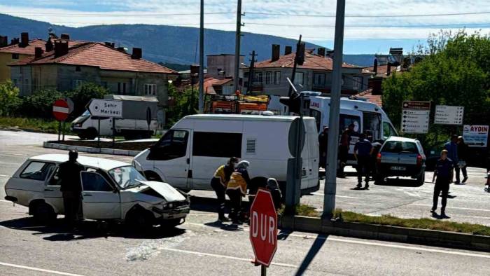Kütahya'nın Domaniç ilçesinde trafik kazası: 5 yaralı