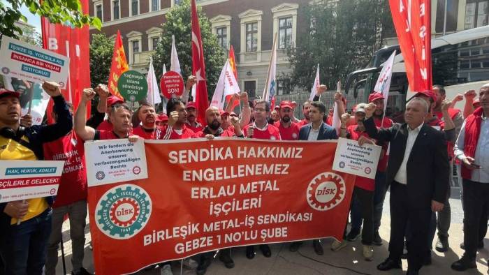 Direnişçi Erlau işçileri Alman Başkonsolosluğu önünde şirketi protesto etti
