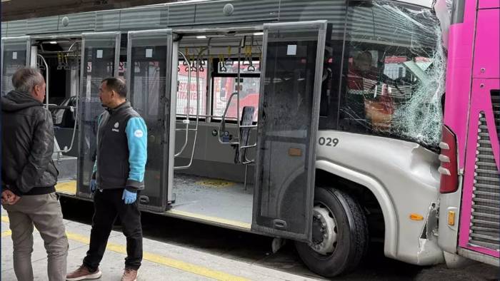 Metrobüs kazasında bir kişi hayatını kaybetti, şoför tutuklandı