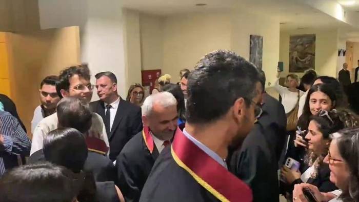 Pankart taşıdı diye tutuklanan gençler serbest: Esila, Arda ve Efe tahliye oldu
