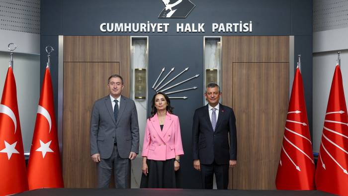 DEM Parti eş genel başkanları ve Özgür Özel bir arada