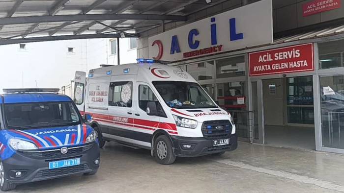 Adana Kozan’da yol verme tartışması silahlı kavgaya dönüştü: Biri polis 3 yaralı