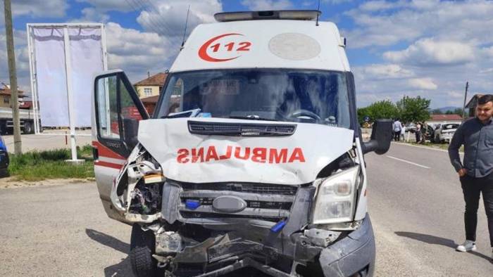 Kastamonu Taşköprü'de ambulans ile cip çarpıştı: 4 yaralı