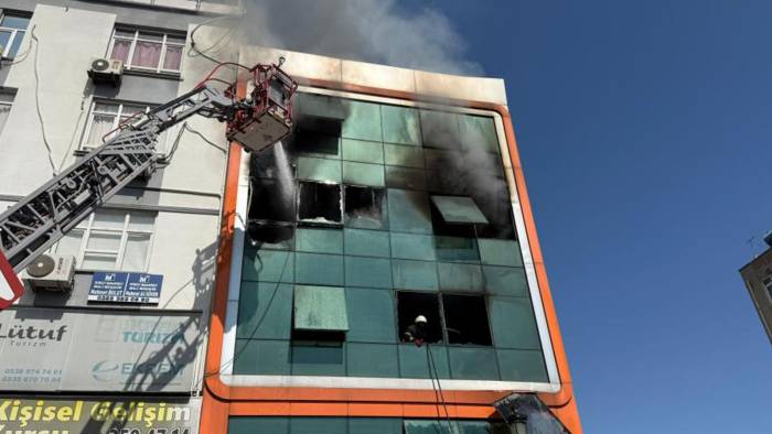 İş merkezinde çıkan yangın işçileri çaresiz bıraktı, pencereden atladılar