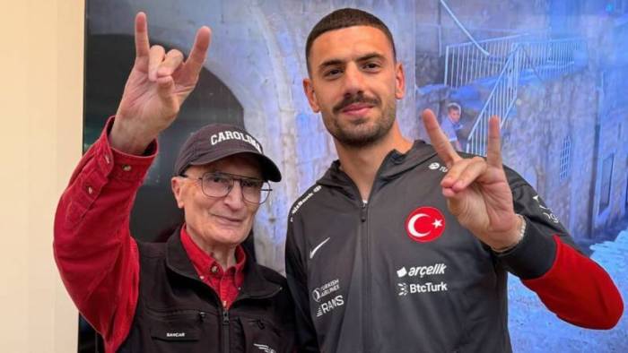 Aziz Sancar ve Merih Demiral bir araya geldi: Beraber 'bozkurt işareti' yaptılar