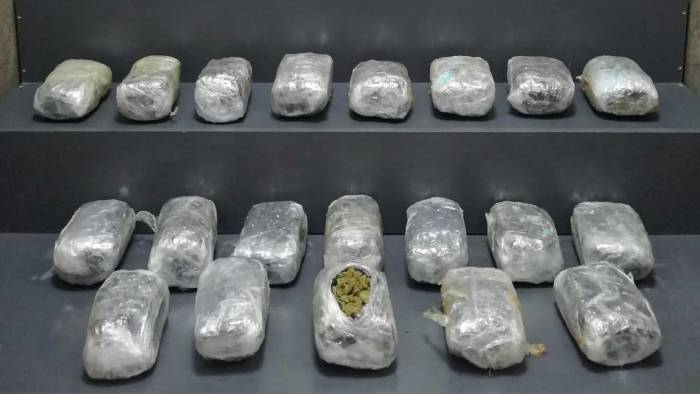 İzmir'de polis baskını: 11 kilo esrar ele geçirildi