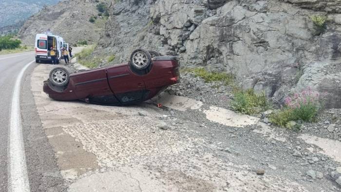 Gümüşhane’de kontrolden çıkan otomobil ters döndü: 3 kişi yaralandı