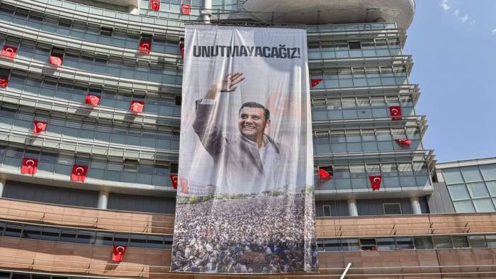 CHP Genel Merkezi'ne Ferdi Zeyrek pankartı asıldı: 