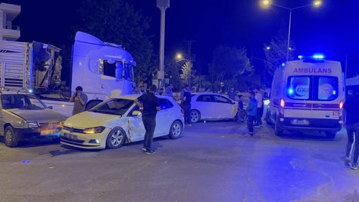 Adıyaman’da 4 araçlı zincirleme kaza: 2 kişi yaralandı