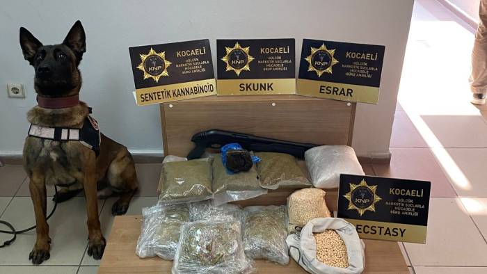 Uyuşturucu tacirlerine koca darbe: 9 bin 900 ecstasy ve pompalı tüfek ele geçirildi