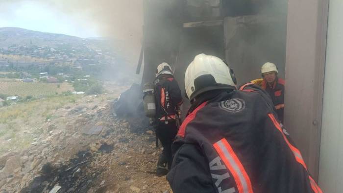 Malatya'da İşçi Konteynerlerinde Yangın: Maddi Hasar Var, Yaralı Yok