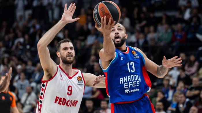 Anadolu Efes, Yunan Pivot Papagiannis'i Kadrosuna Katıyor!