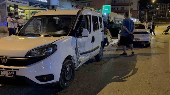 Edirne'de 4 araçlı zincirleme kaza: 1 yaralı, anlar güvenlik kamerasında